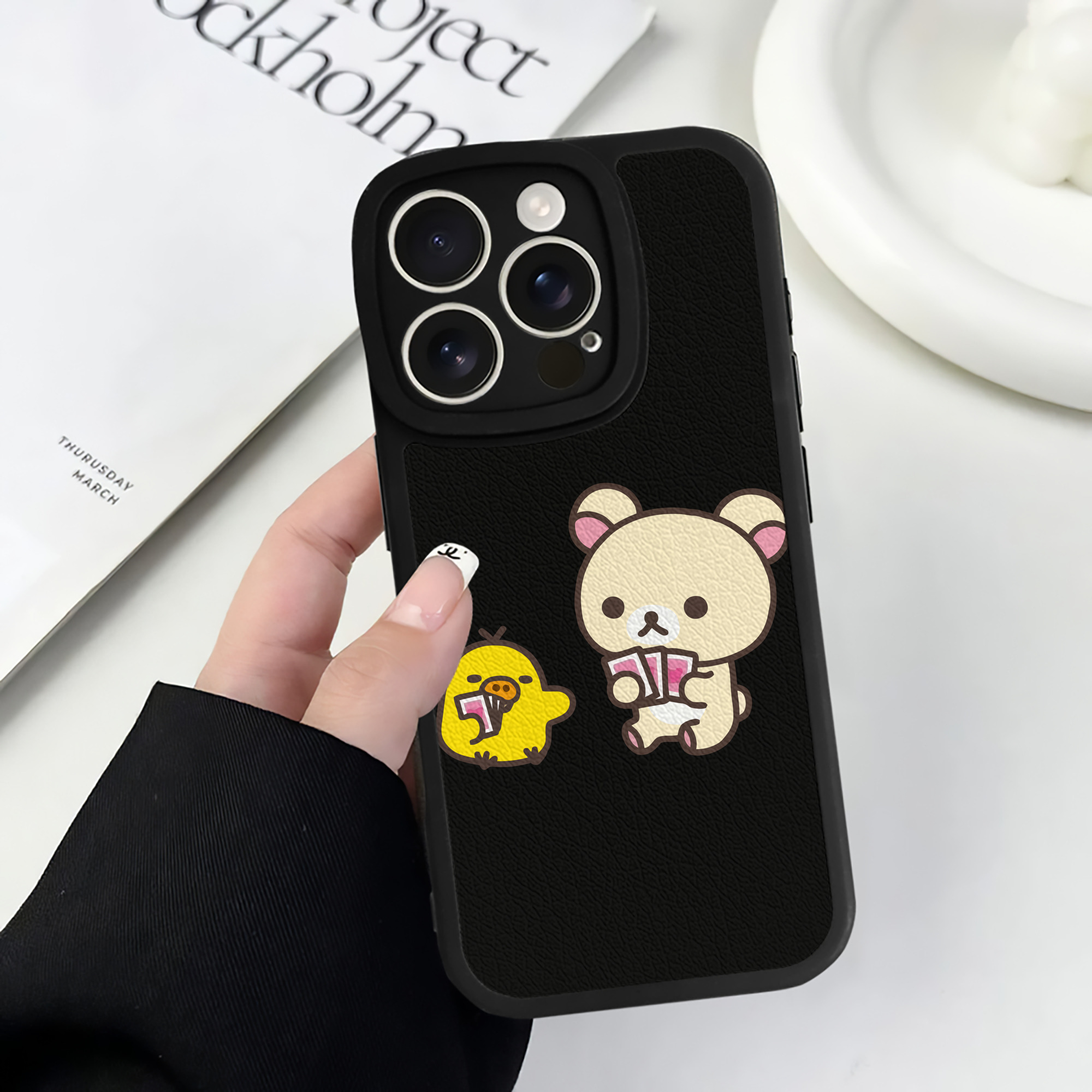 （画像用） リラックマ リラックマ キイロイトリ Rilakkuma Korilakkuma Kiiroitori 【iPhone 16シリーズ対応】シリコンスマホケース（レザー調） 材質：シリコン
